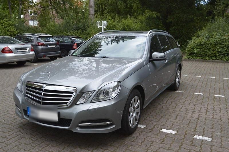 Grau Gebraucht 2010 Mercedes E200 Avantgarde Kombi | 8.990 € (Guter Preis) - Bild 1/4
