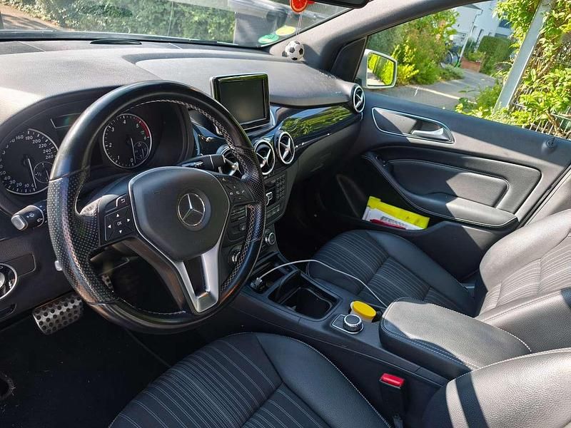 Silber Gebraucht 2015 Mercedes B200 Van / Kleinbus | 10.700 € (Guter Preis) - Bild 1/4