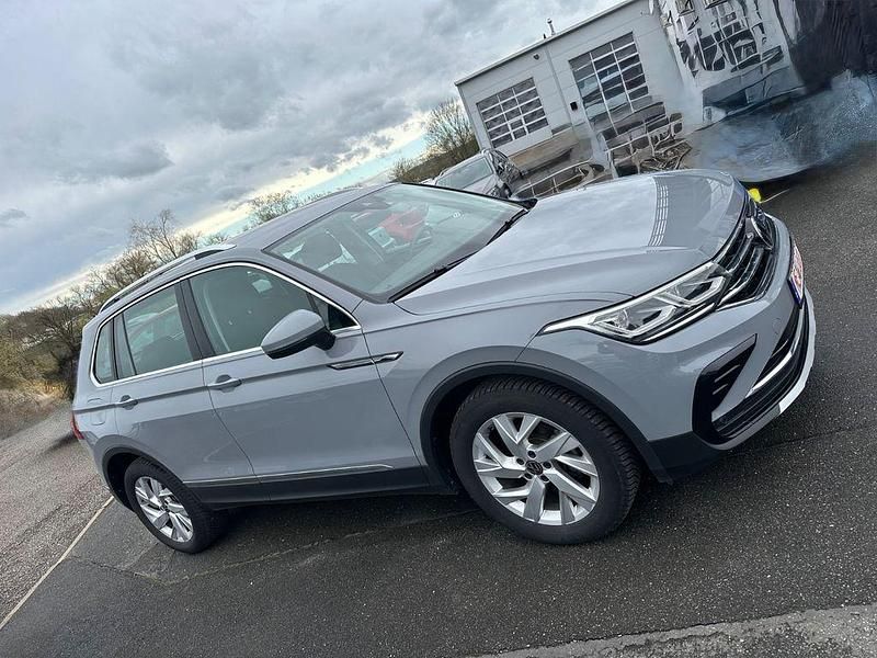 Grau Gebraucht 2021 VW Tiguan Elegance SUV | 29.500 € (Fairer Preis) - Bild 1/4