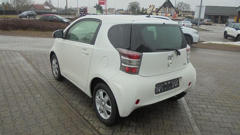 Gebraucht Toyota iQ Basis 68 PS (50 kW) 2014 Weiß Kleinwagen