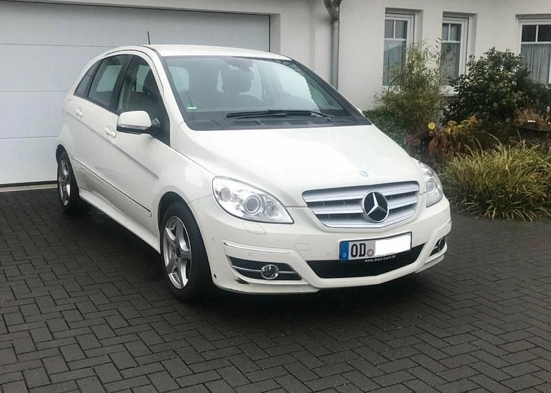 Weiß Gebraucht 2010 Mercedes B200 Van / Kleinbus | 3.349 € (Fairer Preis) - Bild 1/4
