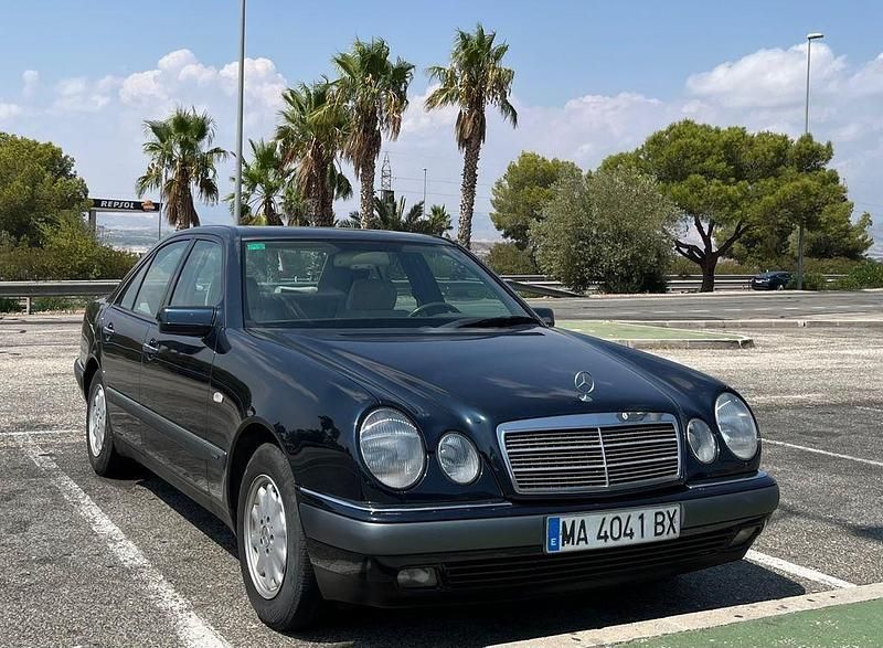 Blau Gebraucht 1996 Mercedes E300 Elegance Limousine | 6.606 € - Bild 1/4