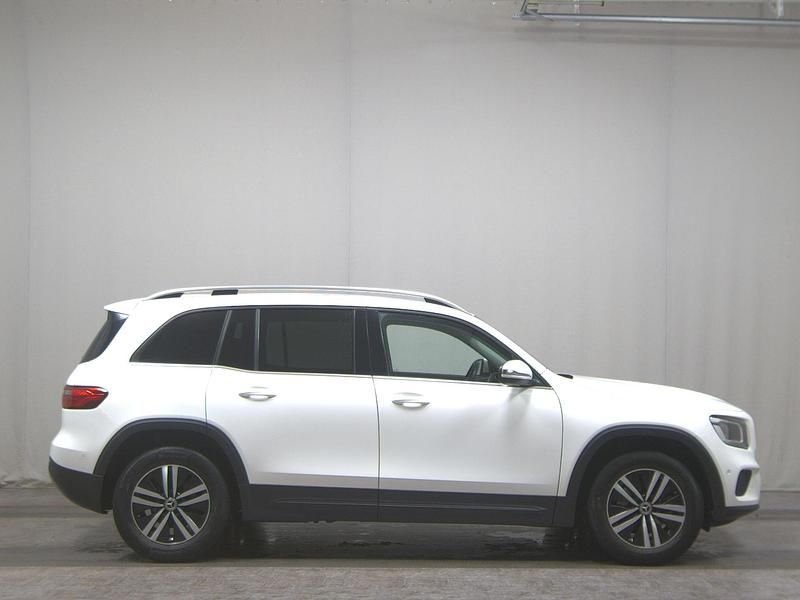 Weiss Gebraucht 2021 Mercedes GLB180 Style SUV | 21.480 € (Fairer Preis) - Bild 1/4