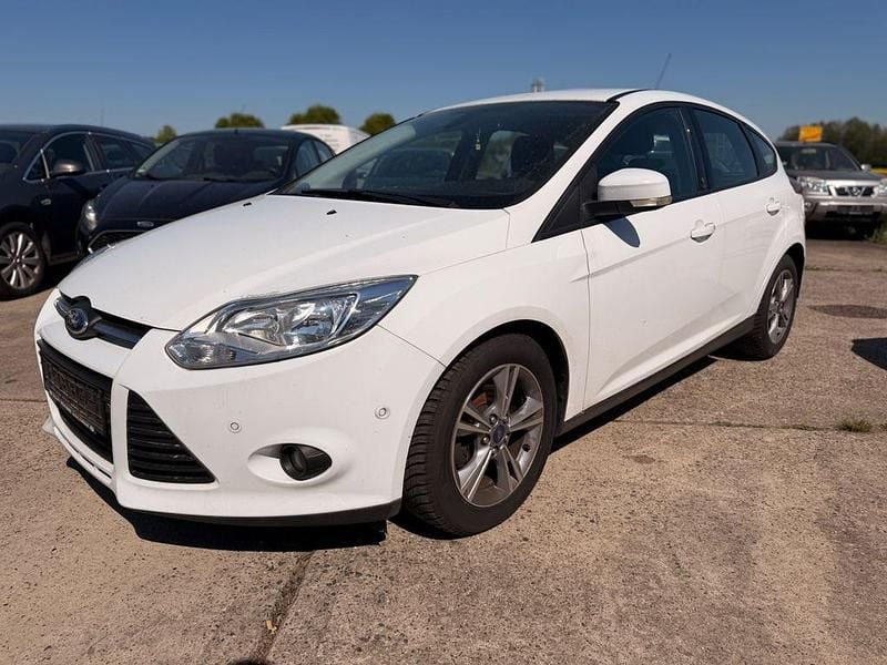 Używany Ford Focus Champions Edition 101 KM (74 kW) 2013 Biały Sedan/Limuzyna