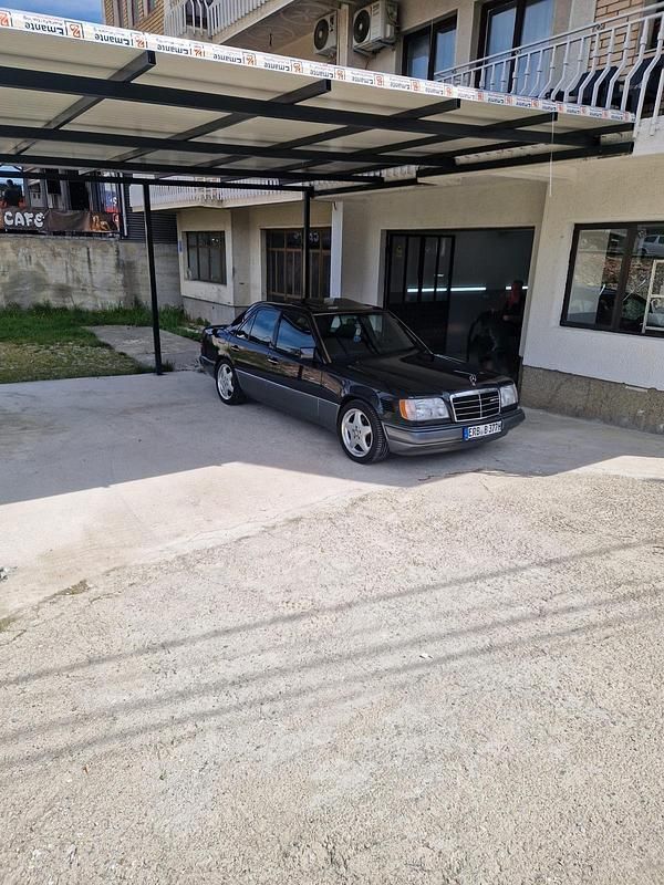 Gebraucht Mercedes E250 136 PS (100 kW) 1994 Schwarz Limousine