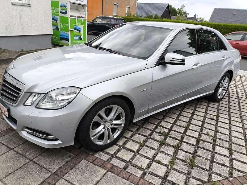 Iridiumsilber metalliclack Gebraucht 2011 Mercedes E220 Limousine | 9.990 € (Superpreis) - Bild 1/4