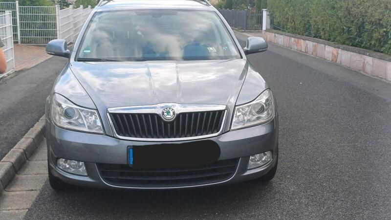 Silber Gebraucht 2013 Skoda Octavia Ambition Kombi | 3.999 € (Superpreis) - Bild 1/4