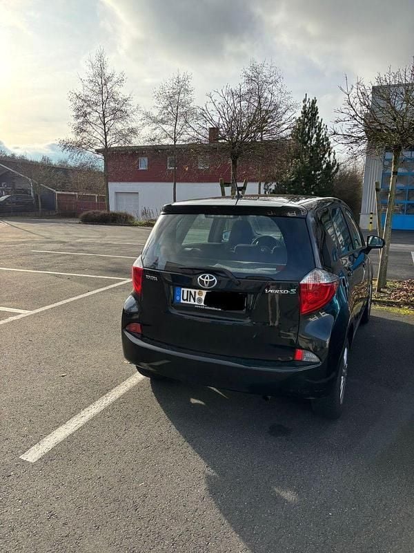 Gebraucht Toyota Verso-S 99 PS (72 kW) 2011 Schwarz Van / Kleinbus