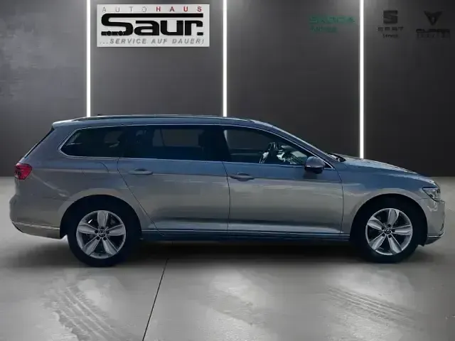Gebraucht VW Passat Elegance 150 PS (110 kW) 2023 Silber Kombi