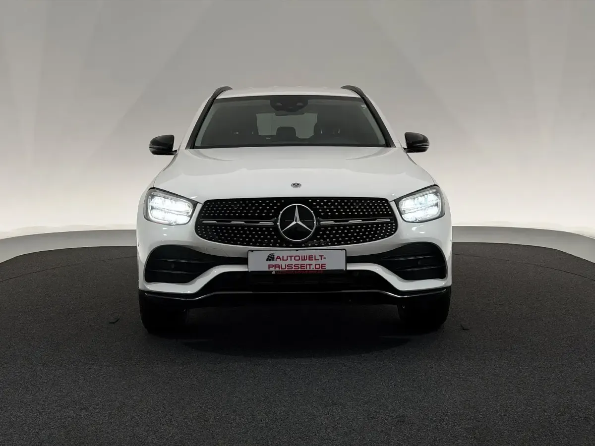 Gebraucht Mercedes GLC300de AMG line 306 PS (225 kW) 2021 Weiß Limousine