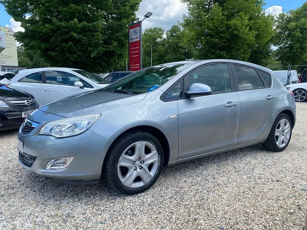 Gebraucht Opel Astra Edition 140 PS (102 kW) 2011 Silber Limousine