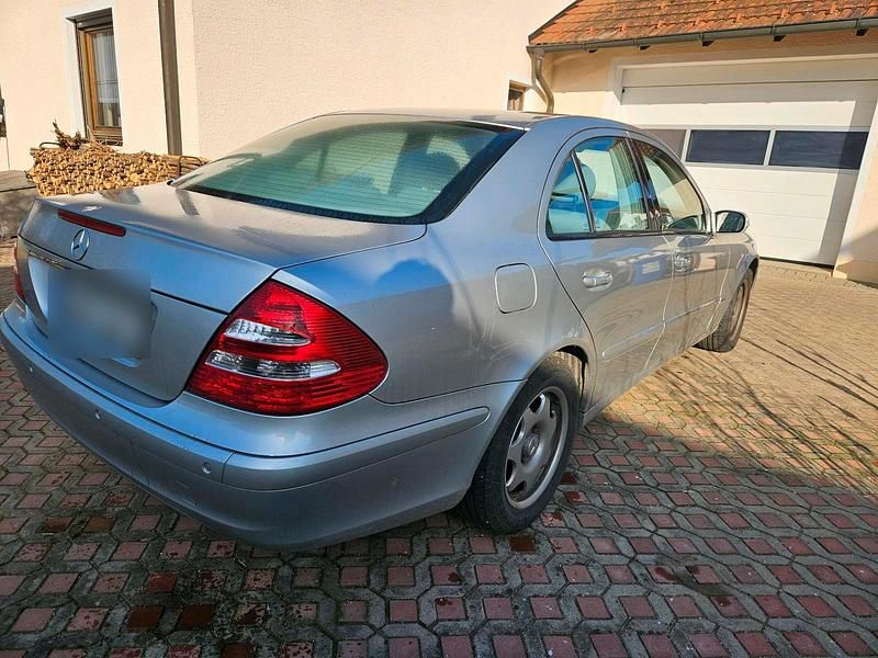 Second-hand Mercedes E200 163 CP (119 kW) 2003 Argintiu Berlinǎ