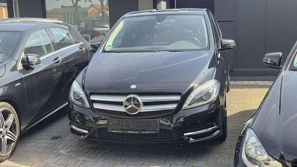 Gebraucht Mercedes B200 156 PS (114 kW) 2012 Schwarz Kleinwagen