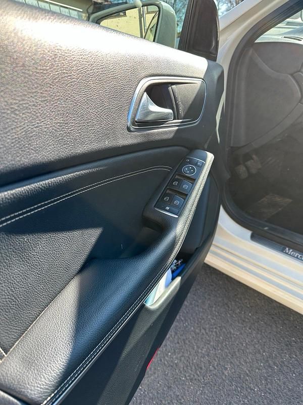 Gebraucht Mercedes A180 122 PS (89 kW) 2014 Weiß Kleinwagen