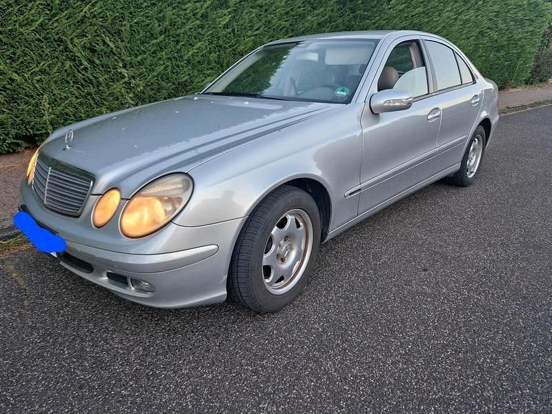Grau Gebraucht 2005 Mercedes E220 Limousine | 2.500 € (Guter Preis) - Bild 1/4