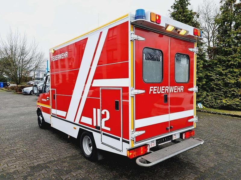 Second-hand Mercedes Sprinter 129 CP (94 kW) 2004 Roșu Van