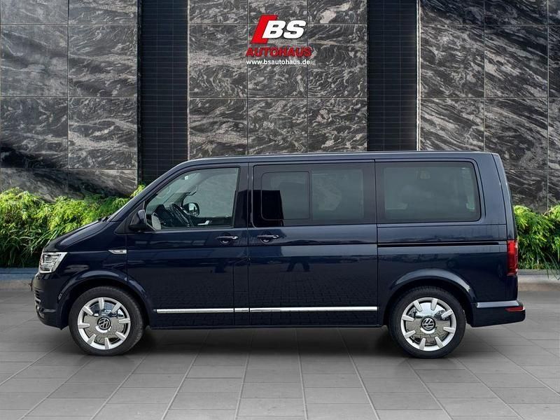 Gebraucht VW Caravelle Highline 204 PS (150 kW) 2018 Starlight blue metallic Van / Kleinbus