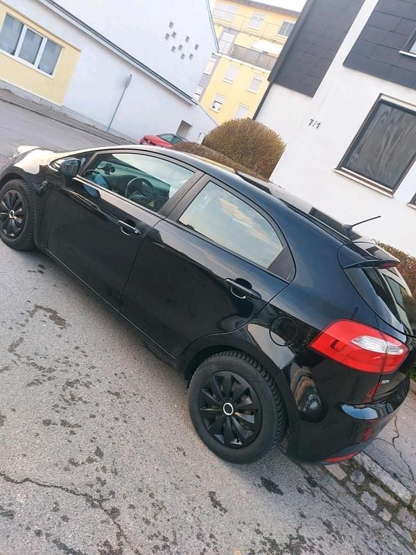 Gebraucht Kia Rio 109 PS (80 kW) 2015 Schwarz Limousine