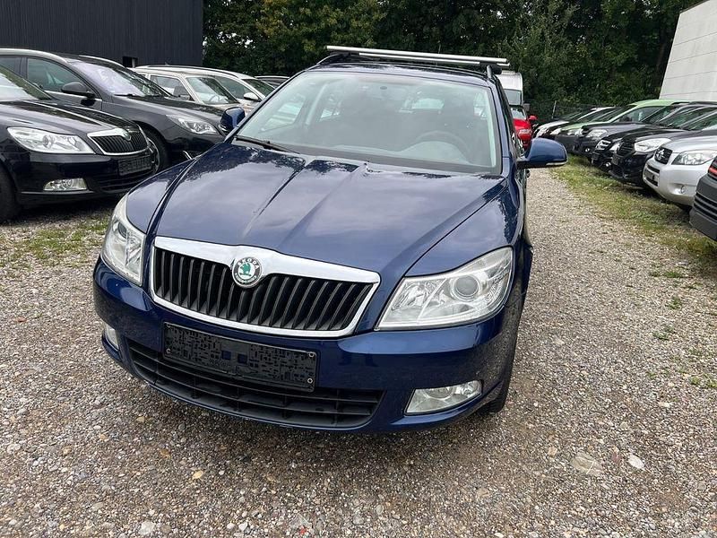 Gebraucht Skoda Octavia Ambiente 105 PS (77 kW) 2011 Blau Limousine