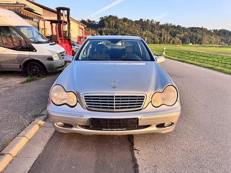 Gebraucht Mercedes C220 150 PS (110 kW) 2004 Brillantsilber  metalliclack Limousine
