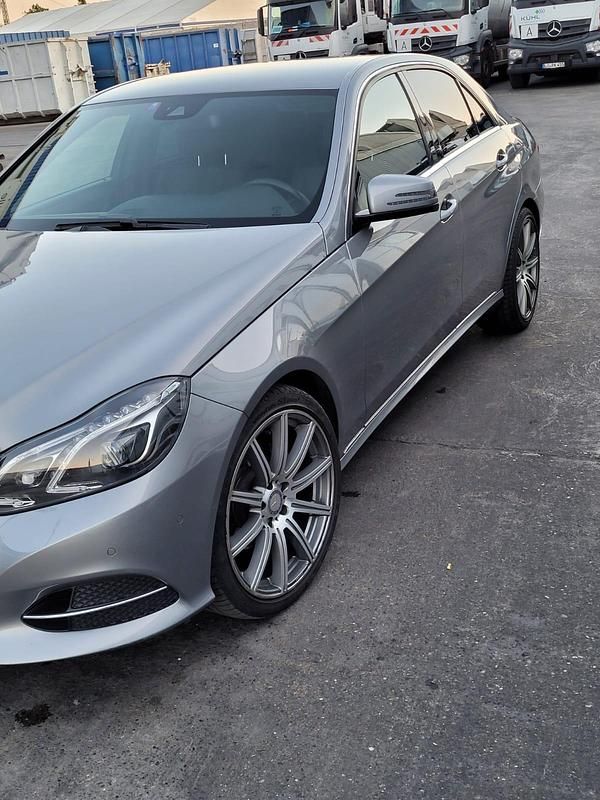 Grau Gebraucht 2014 Mercedes E220 Limousine | 19.500 € (Etwas zu teuer) - Bild 1/4