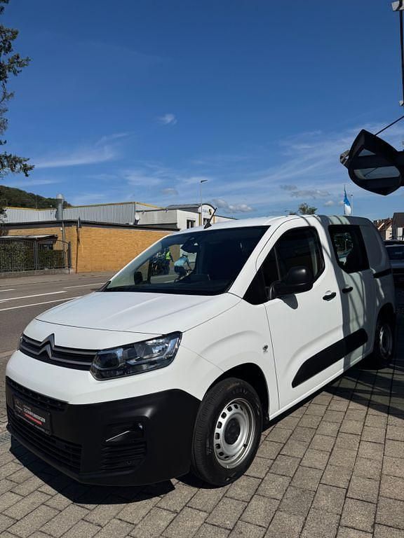 Weiß Gebraucht 2021 Citroën Berlingo Van / Kleinbus | 16.380 € (Guter Preis) - Bild 1/4