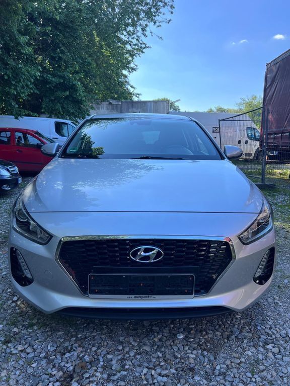 Silber Gebraucht 2017 Hyundai i30 Select Limousine | 10.900 € (Fairer Preis) - Bild 1/4