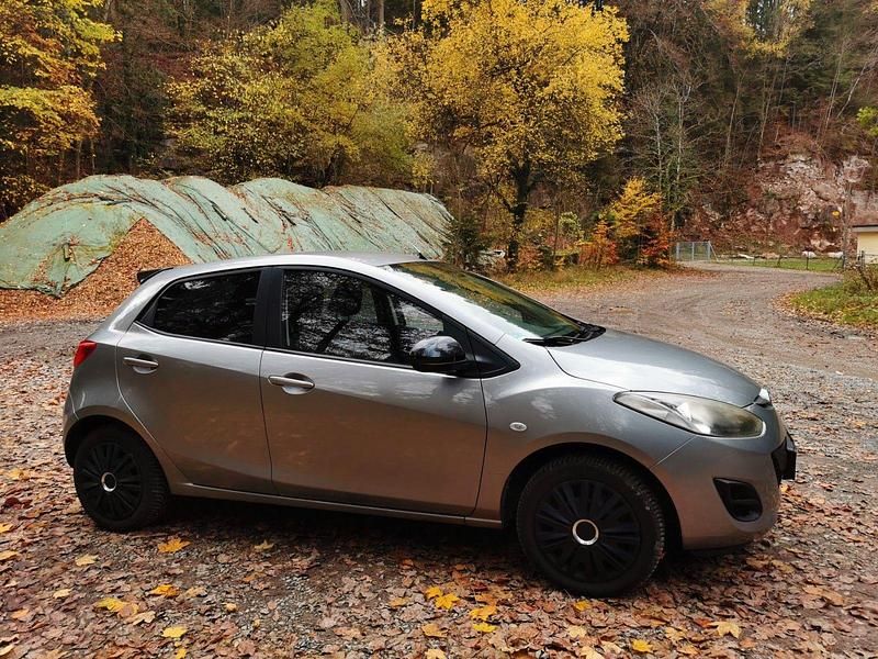 Grau Gebraucht 2014 Mazda 2 Sendo Kleinwagen | 5.650 € (Fairer Preis) - Bild 1/4