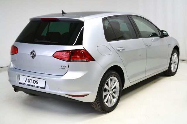 Gebraucht VW Golf VII Comfortline 110 PS (80 kW) 2015 Silber metallic Limousine
