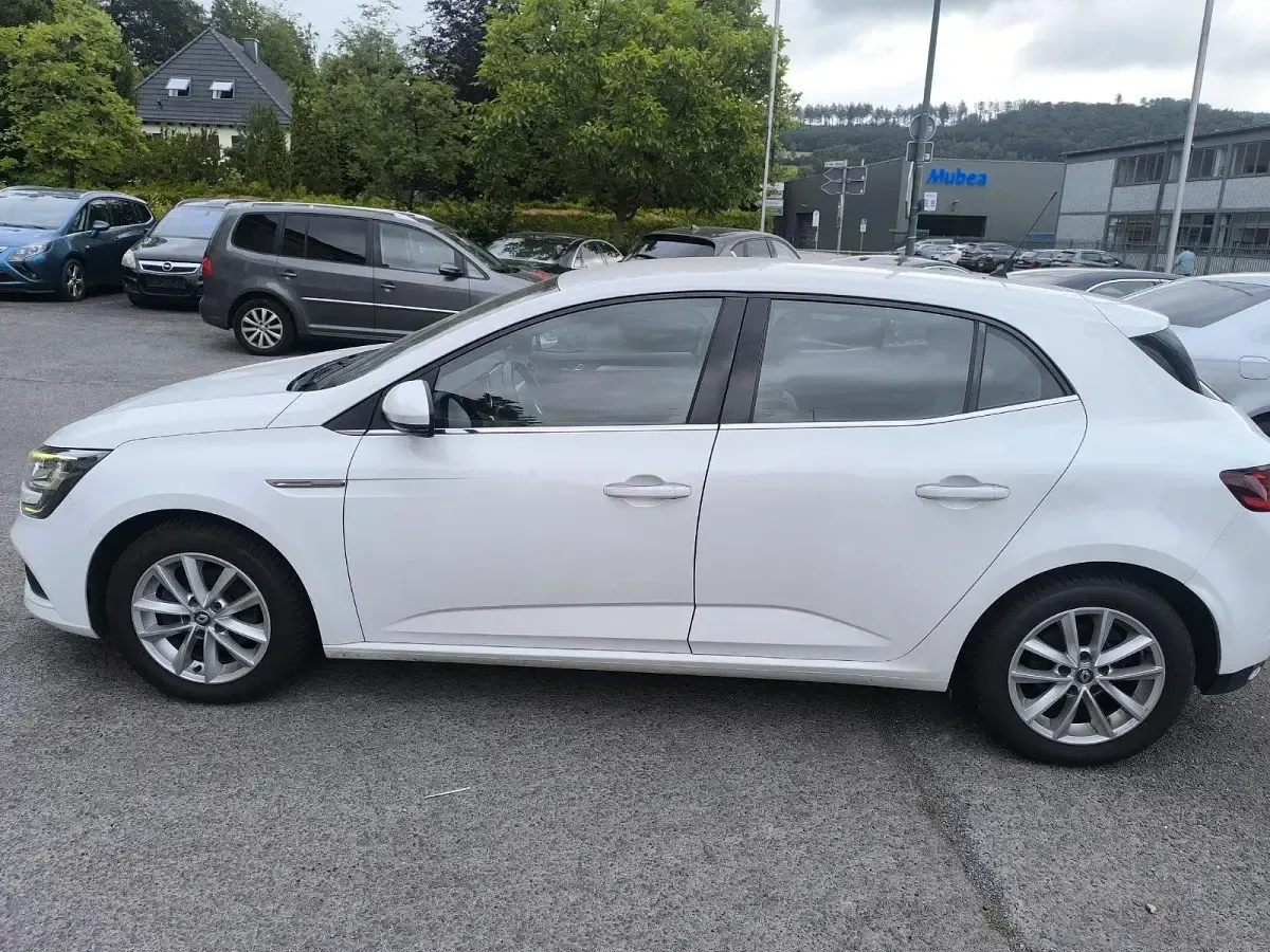 Gebraucht Renault Mégane Intens 132 PS (97 kW) 2018 Weiß Limousine