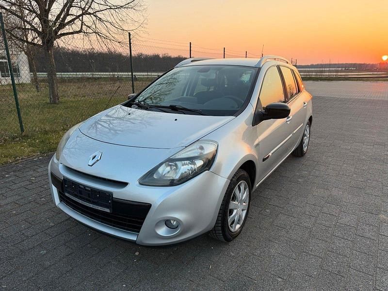 Gebraucht Renault Clio GrandTour Night&Day 101 PS (74 kW) 2010 Silber Kombi