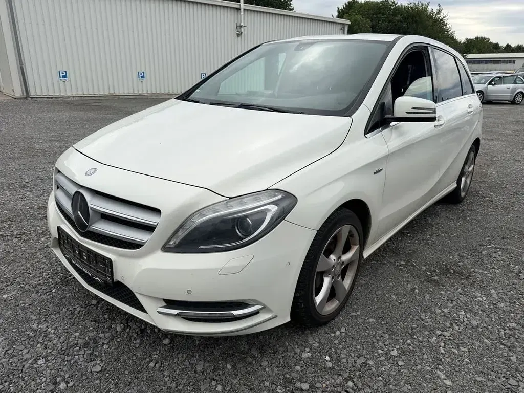 Gebraucht Mercedes B200 156 PS (114 kW) 2012 Weiß Kleinwagen