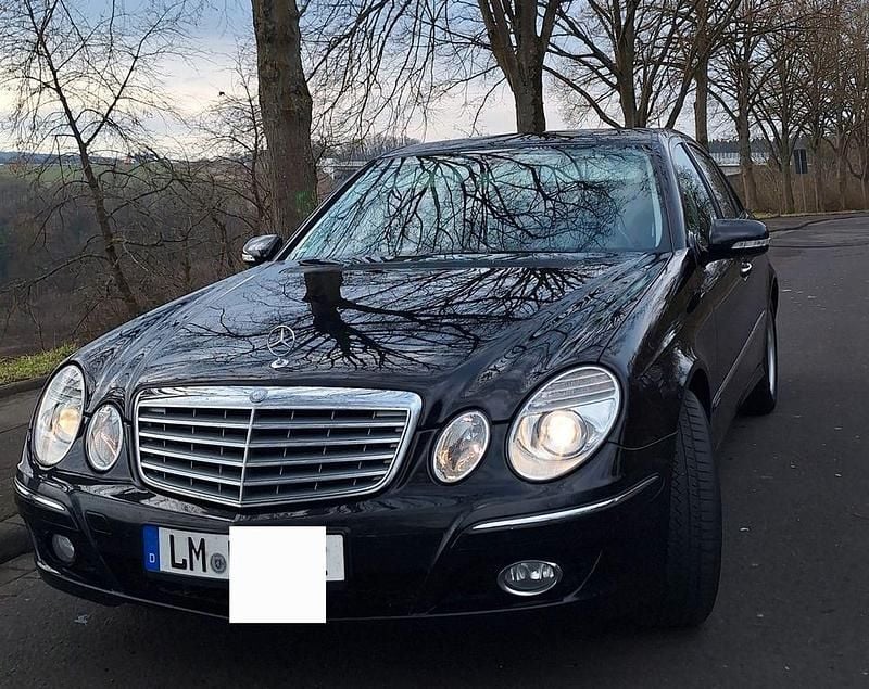 Schwarz Gebraucht 2009 Mercedes E200 Elegance Limousine | 3.900 € (Superpreis) - Bild 1/4