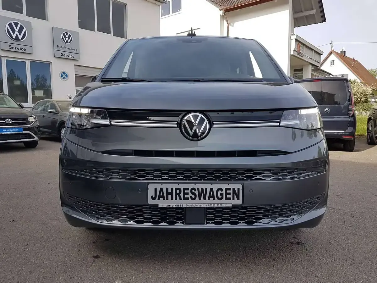 Gebraucht VW Multivan Life 150 PS (110 kW) 2025 Indiumgrau metallic Van / Kleinbus