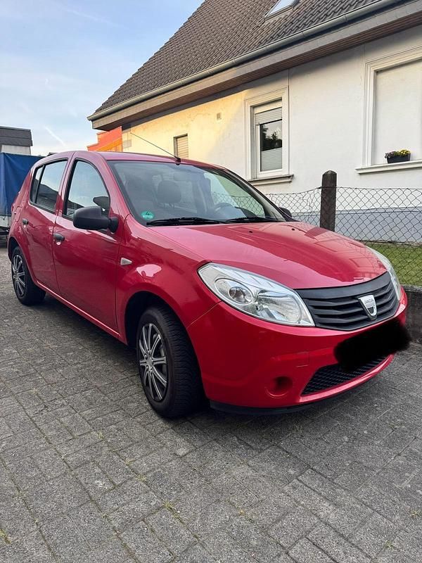 Rot Gebraucht 2009 Dacia Sandero Kleinwagen | 1.950 € (Etwas zu teuer) - Bild 1/4