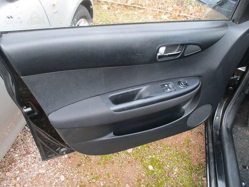 Gebraucht Hyundai i20 Edition 86 PS (63 kW) 2012 Schwarz Kleinwagen