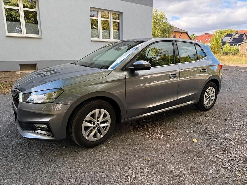 Grau Gebraucht 2022 Skoda Fabia Style Kleinwagen | 17.900 € (Fairer Preis) - Bild 1/4