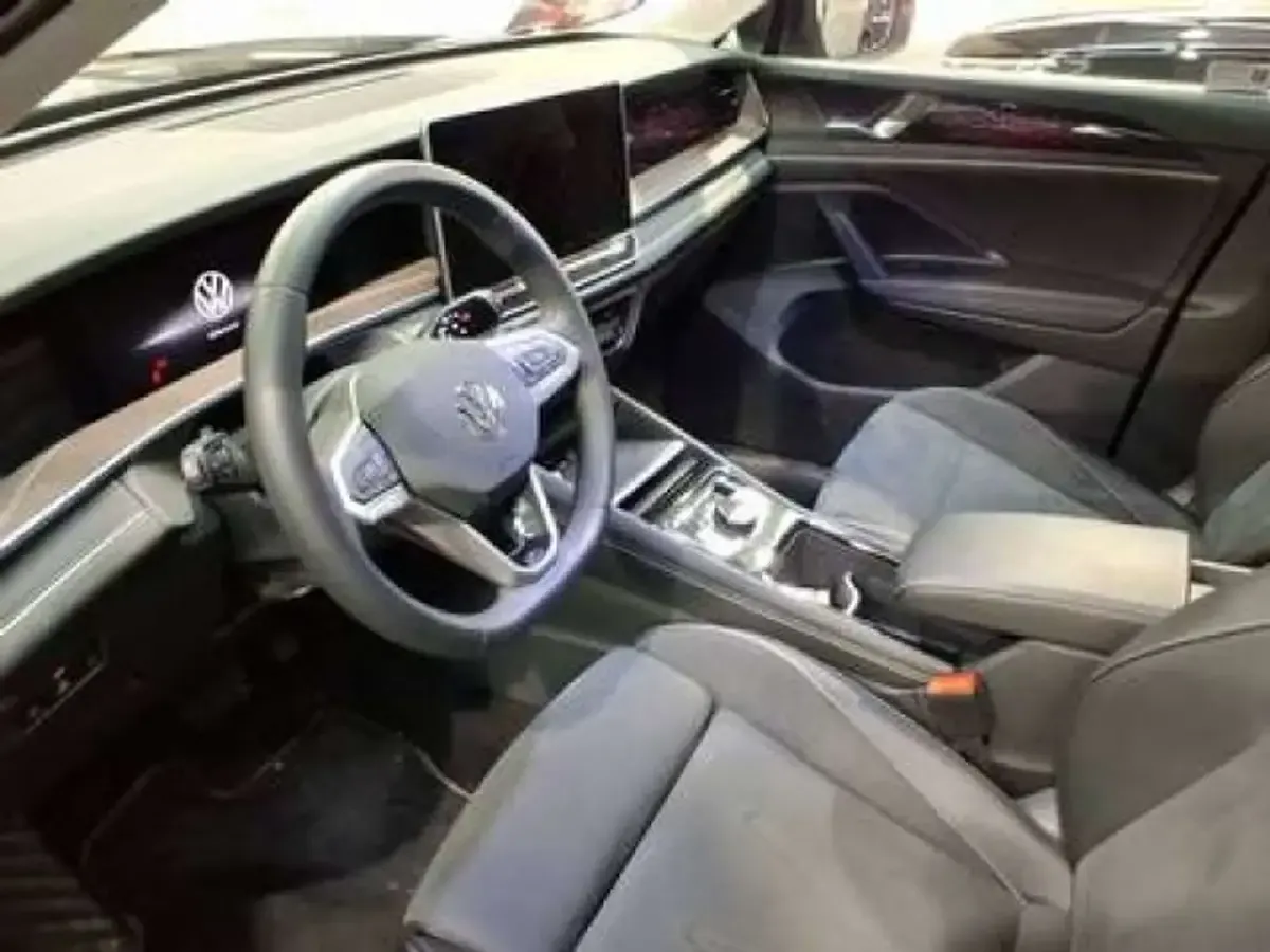 Gebraucht VW Tayron Elegance 204 PS (150 kW) 2025 Grenadillschwarz metallic SUV