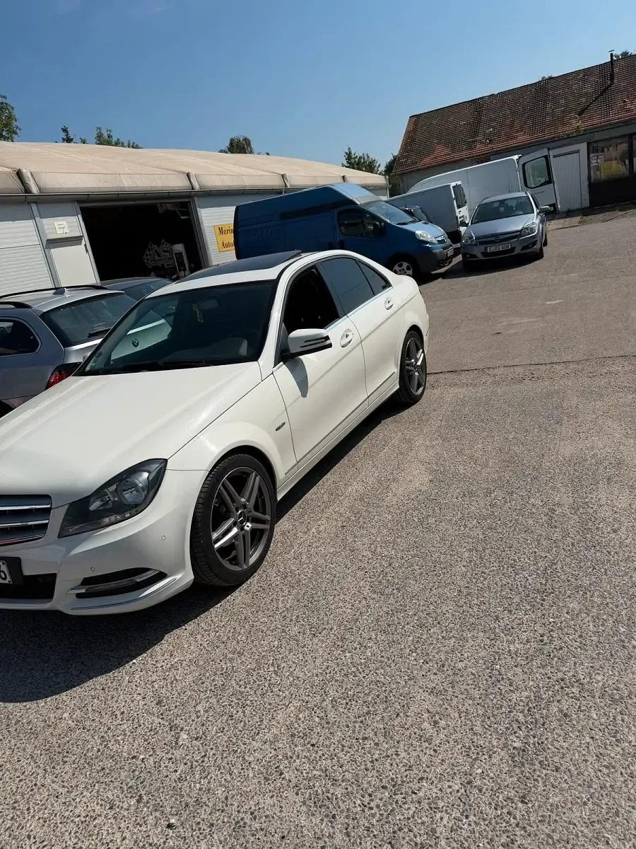 Gebraucht Mercedes C180 156 PS (114 kW) 2011 Weiß Limousine