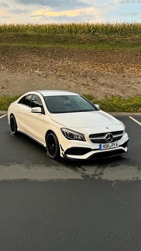 Weiß Gebraucht 2018 Mercedes CLA200 AMG line Coupé | 17.000 € (Guter Preis) - Bild 1/4