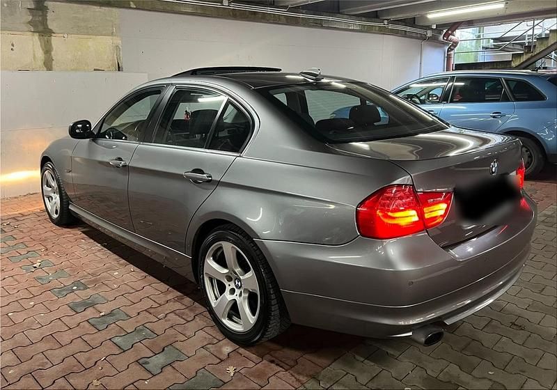 Gebraucht BMW 320 184 PS (135 kW) 2011 Grau Limousine