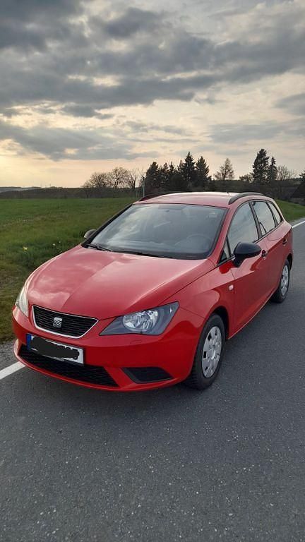 Używany Seat Ibiza 69 KM (50 kW) 2013 Czerwony Sedan/Limuzyna
