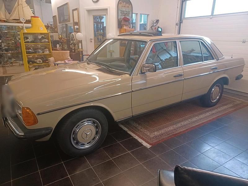 Gebraucht Mercedes 200 109 PS (80 kW) 1983 Braun Limousine
