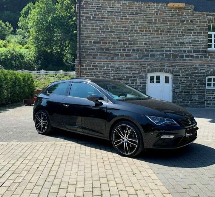Schwarz Gebraucht 2018 Seat Leon SC Beats Kleinwagen | 18.700 € - Bild 1/4
