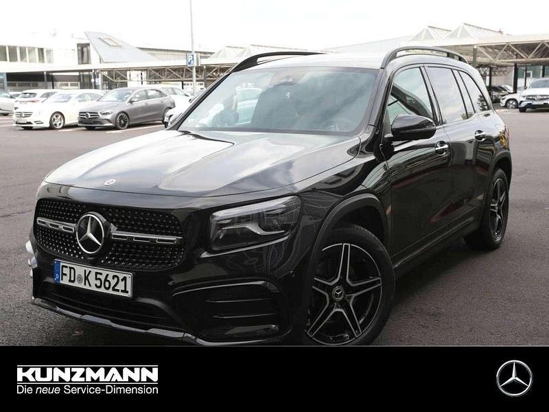 Kosmosschwarz metallic Gebraucht 2025 Mercedes GLB200 AMG SUV | 46.890 € (Etwas zu teuer) - Bild 1/4