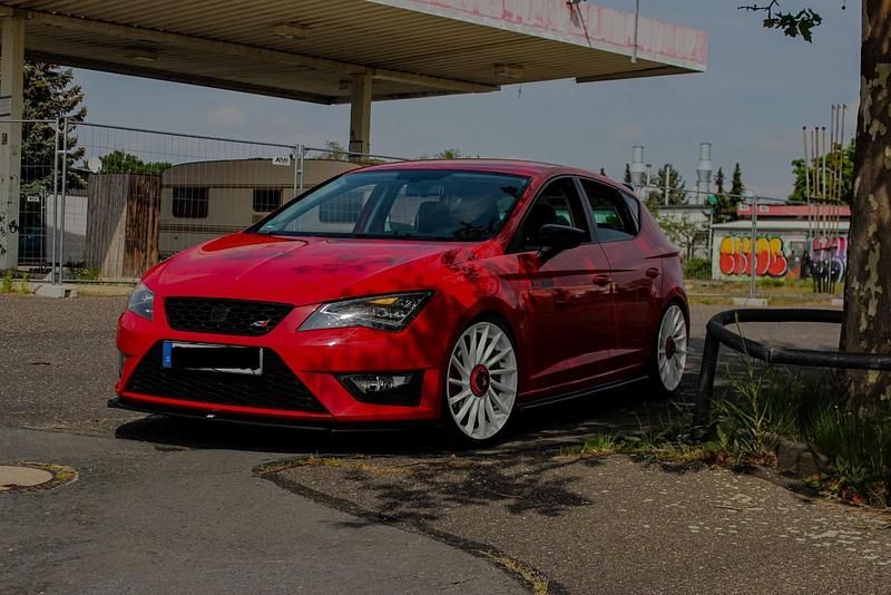 Rot Gebraucht 2013 Seat Leon SC FR Kleinwagen | 7.000 € (Guter Preis) - Bild 1/4