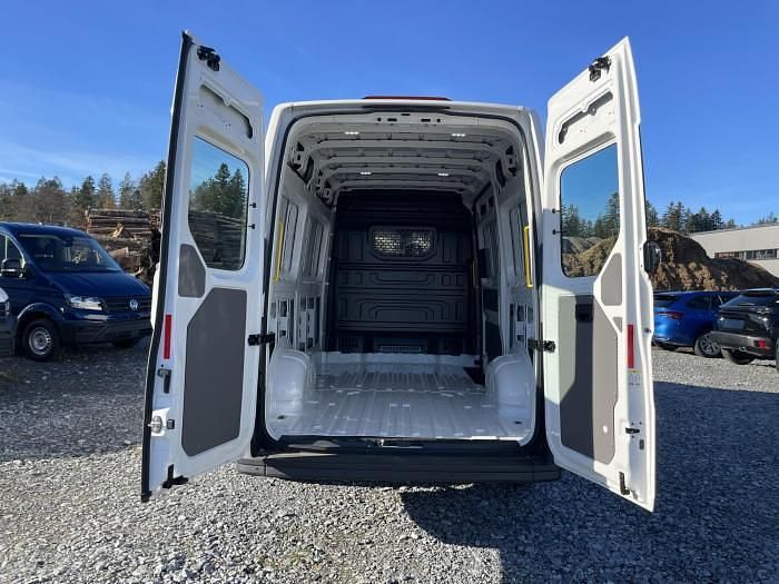 Neu VW Crafter 140 PS (102 kW) 2025 Weiß, candyweiß (b4) Van
