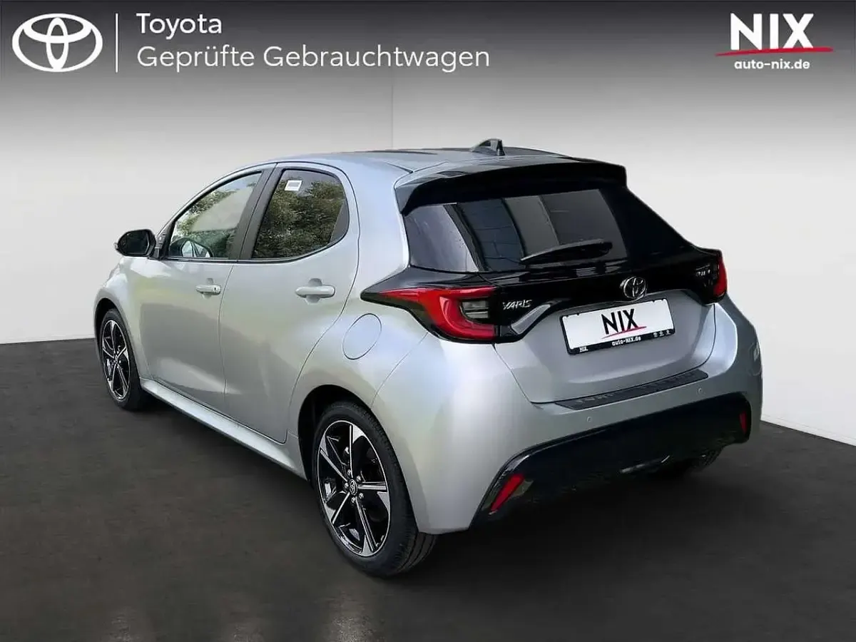 Neu Toyota Yaris Style 131 PS (96 kW) 2025 Silber Kleinwagen