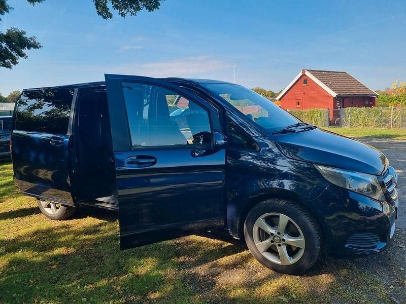 Blau Gebraucht 2017 Mercedes V220 Edition Van / Kleinbus | 33.000 € (Superpreis) - Bild 1/4