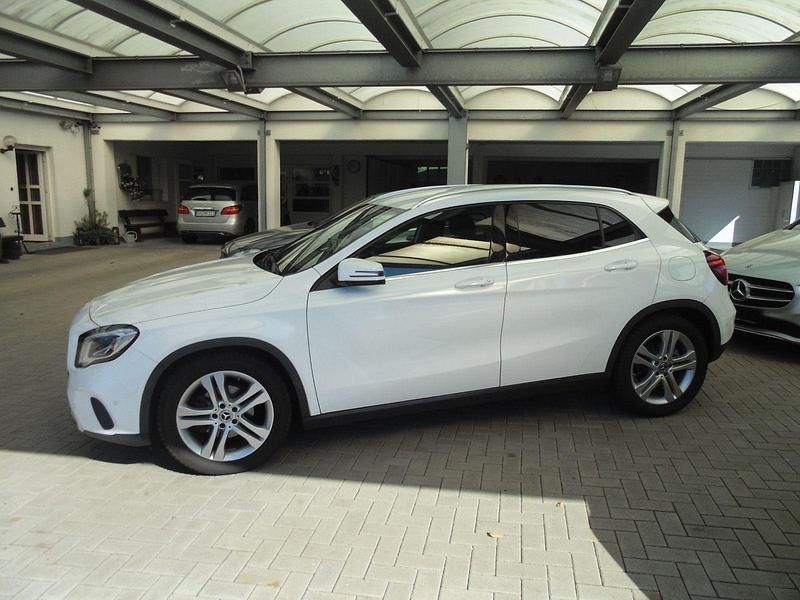 Gebraucht Mercedes GLA180 Urban 122 PS (89 kW) 2019 Weiß SUV